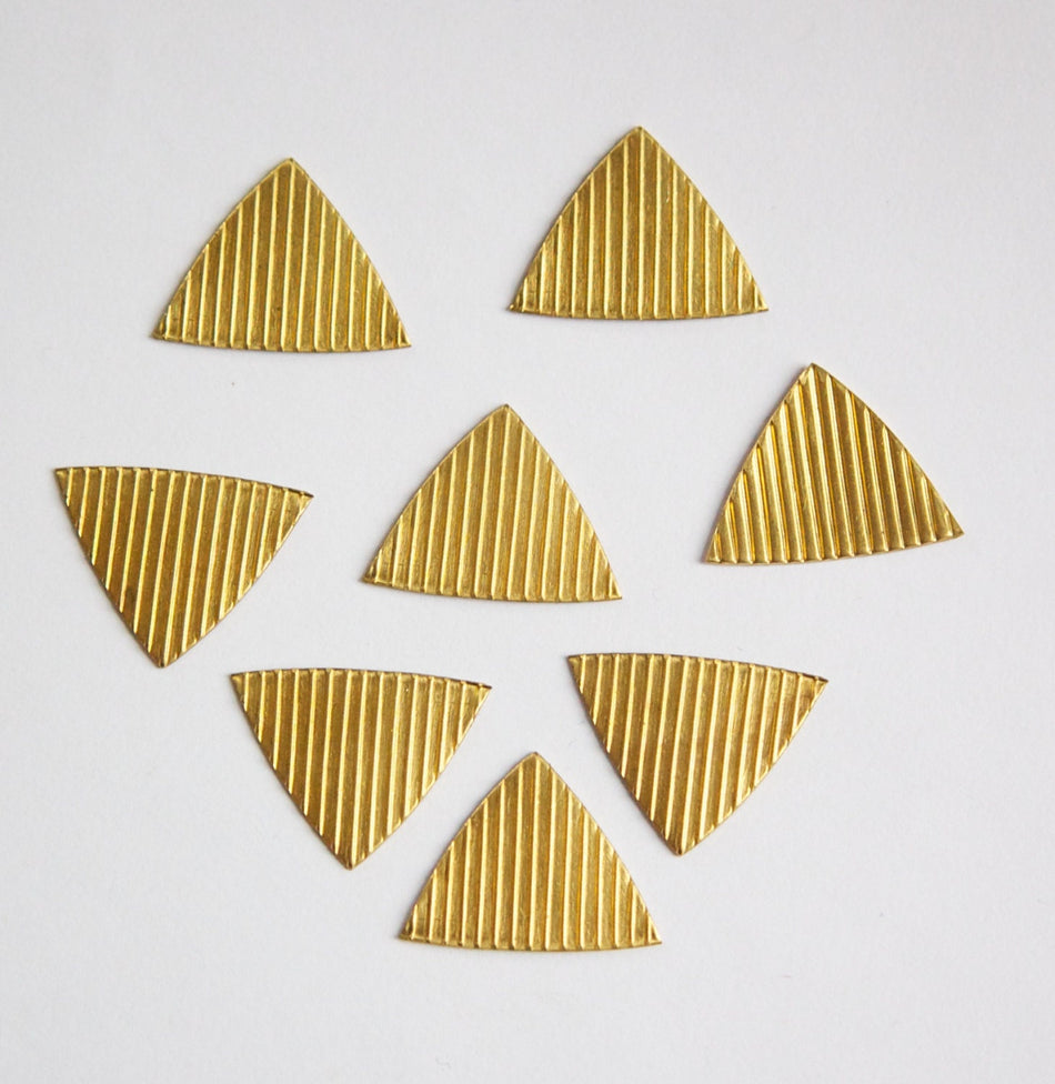 No Hole Raw Brass Stripe Ribbed Triangle Findings (8) mtl376A