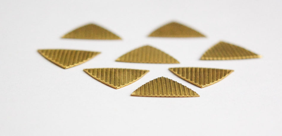 No Hole Raw Brass Stripe Ribbed Triangle Findings (8) mtl376A