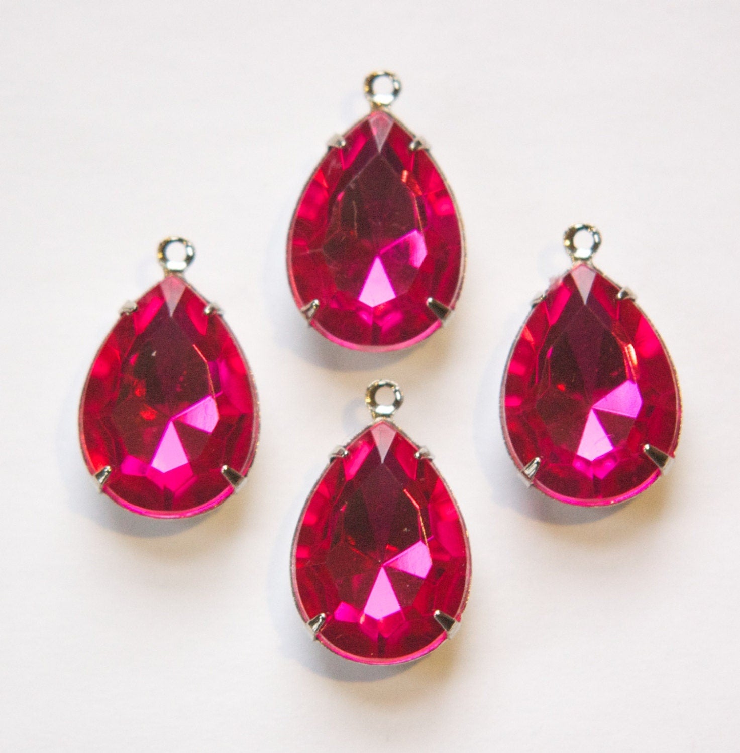 Vintage Faceted Acrylic Bright Pink Teardrops in 1 Loop Silver Setting 18x13mm par006D