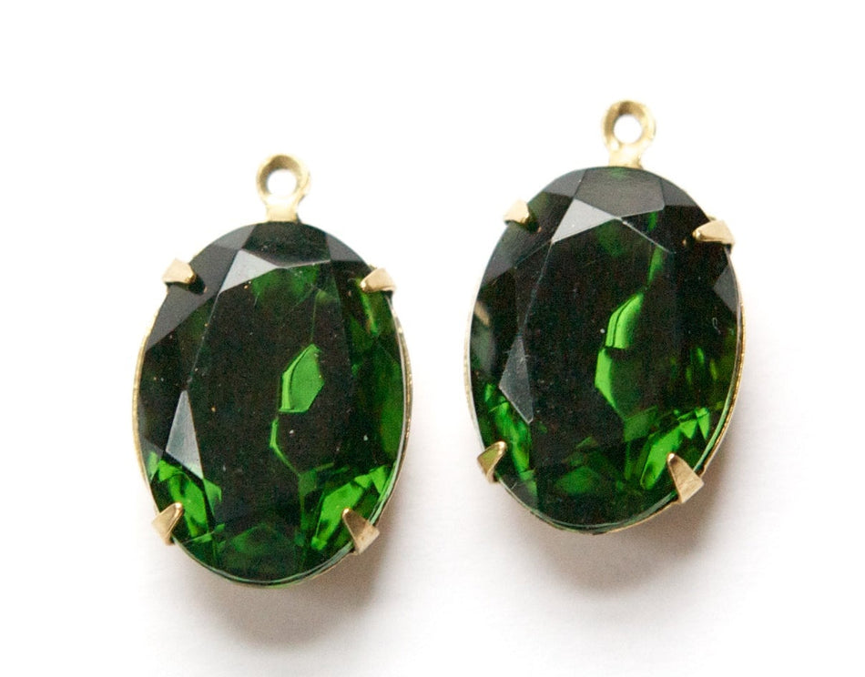 Vintage Faceted Turmalin Green Glass Stone in 1 Loop Brass Setting ovl003D