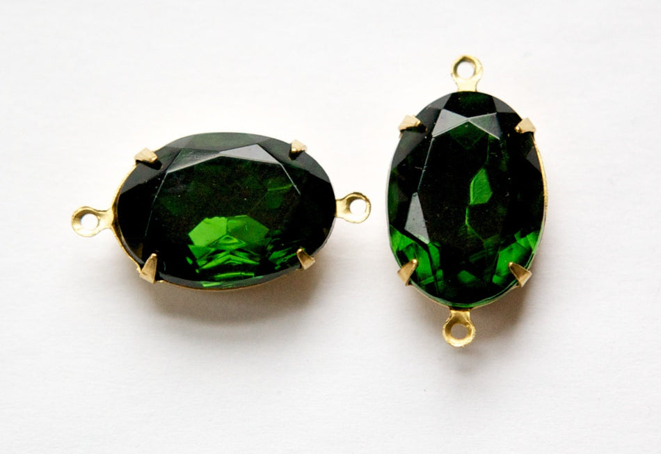 Vintage Faceted Turmalin Green Glass Stone in 2 Loop Brass Setting ovl003D2