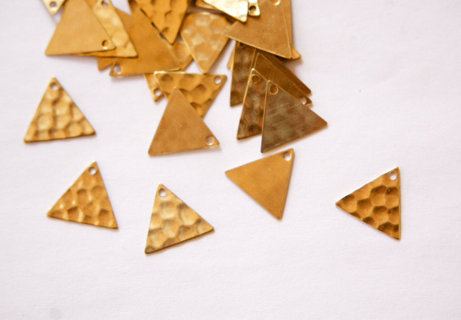 1 Hole Raw Brass Hammered Triangle Charms Drops 13mm (10) mtl147E