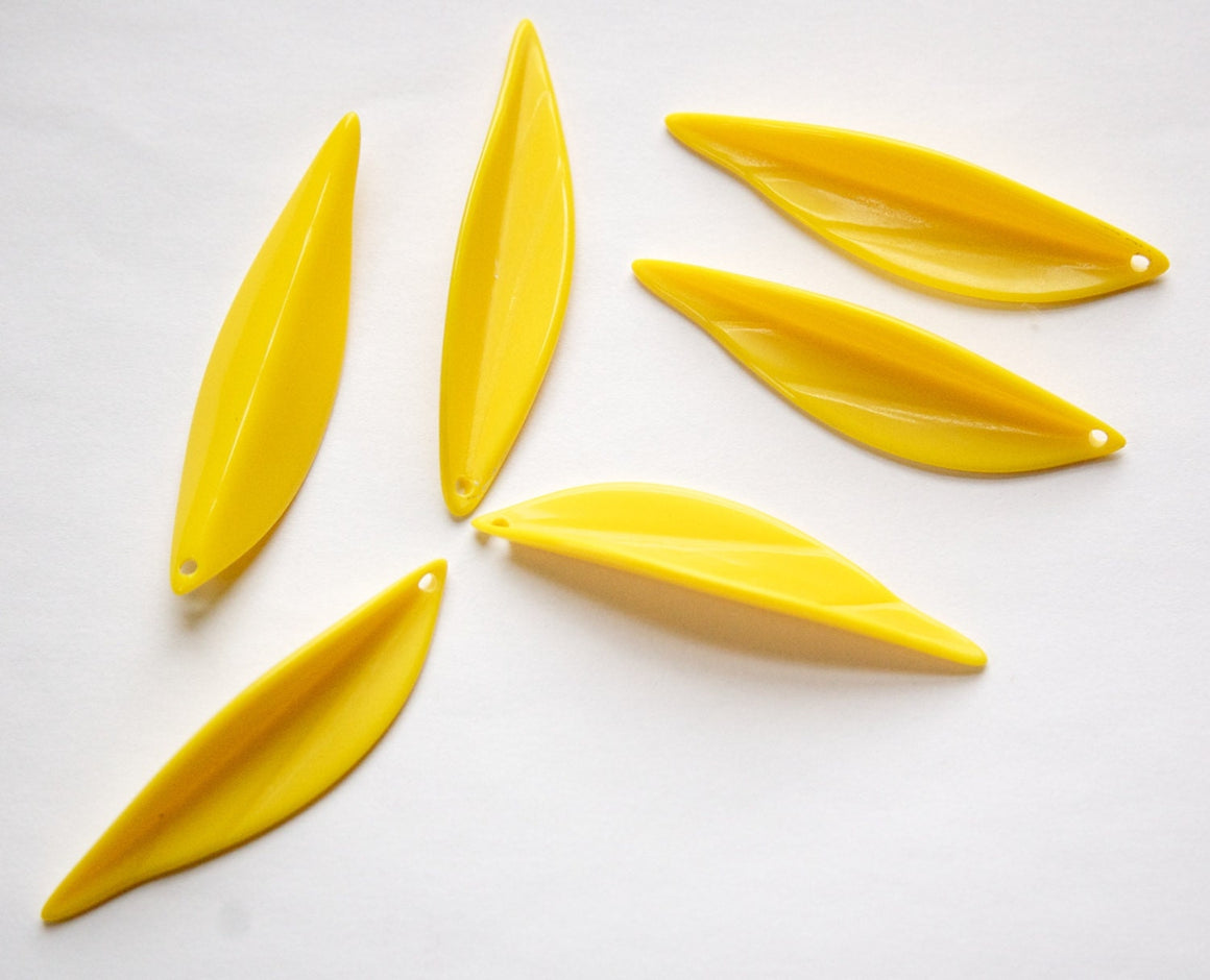 Vintage Opaque Yellow Leaf Pendants Drops Germany (8) pnd098D
