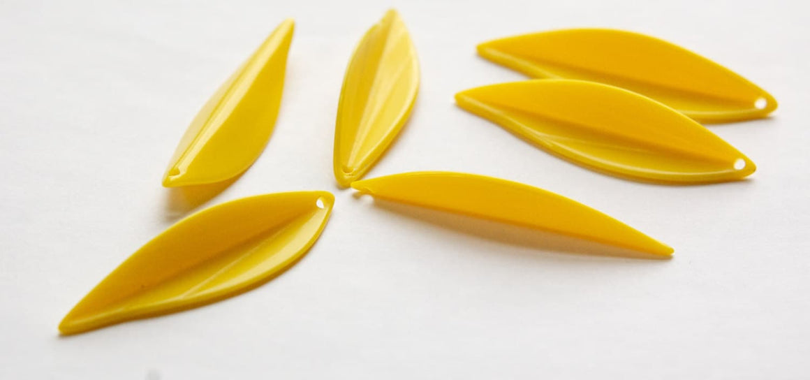 Vintage Opaque Yellow Leaf Pendants Drops Germany (8) pnd098D