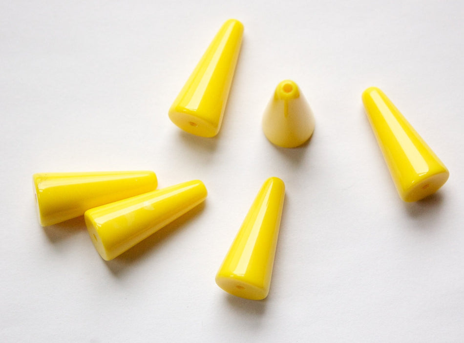 Vintage Opaque Yellow Triangle Teardrop Acrylic Beads (6) bds311D