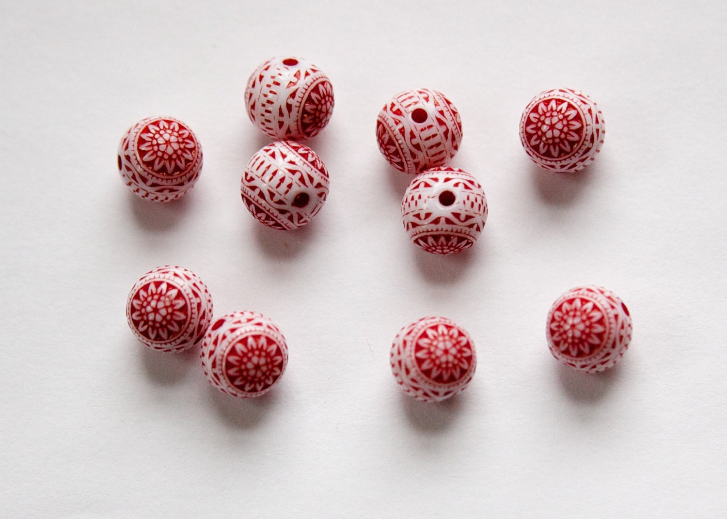 Vintage Red and White Etched Mosaic Acrylic Beads 8mm bds014D