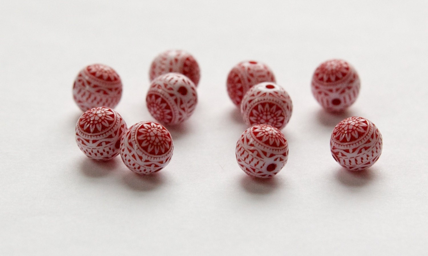 Vintage Red and White Etched Mosaic Acrylic Beads 8mm bds014D