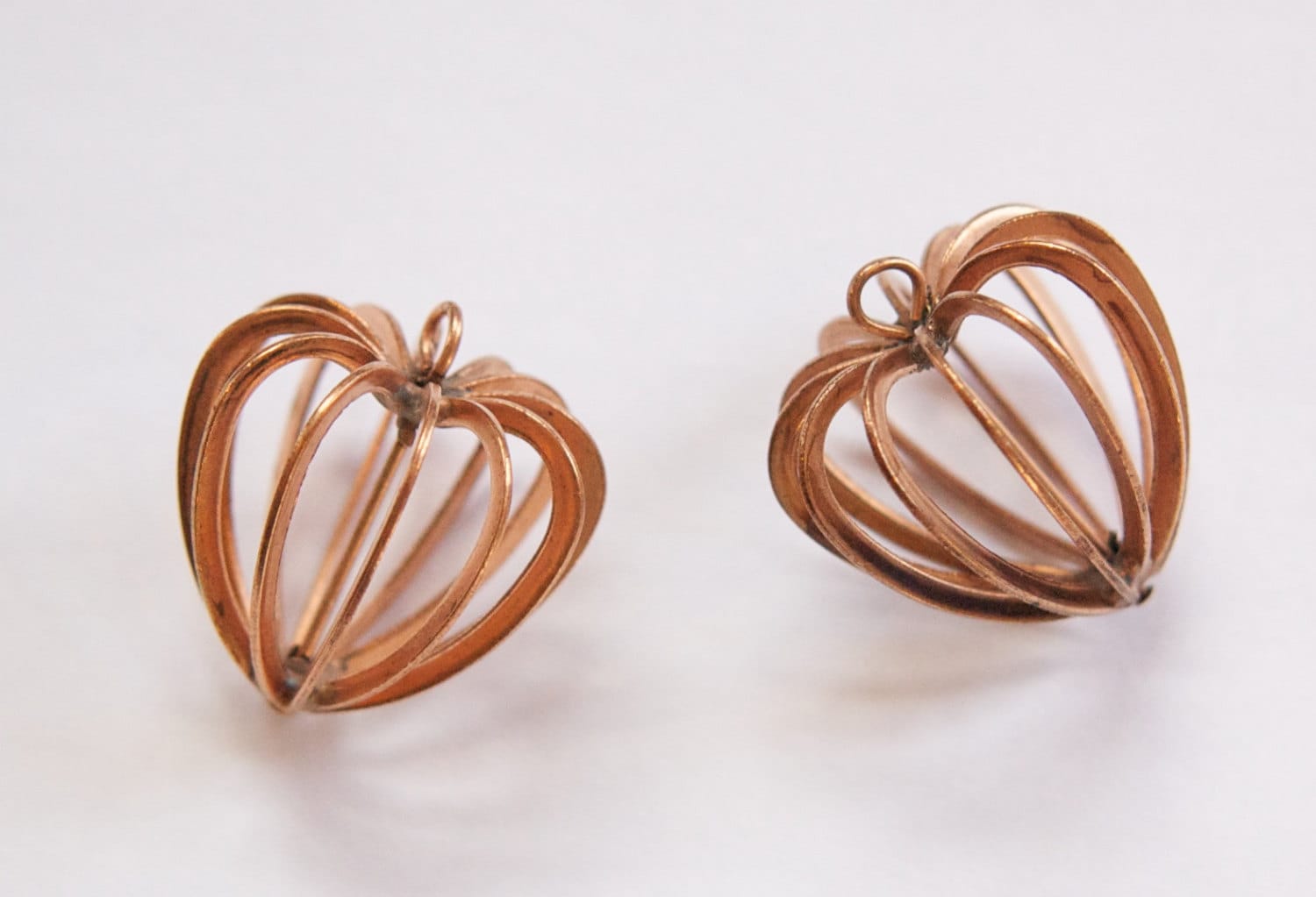 Vintage Large Copper Tone Heart Wire Drops Pendants (2) chr119A