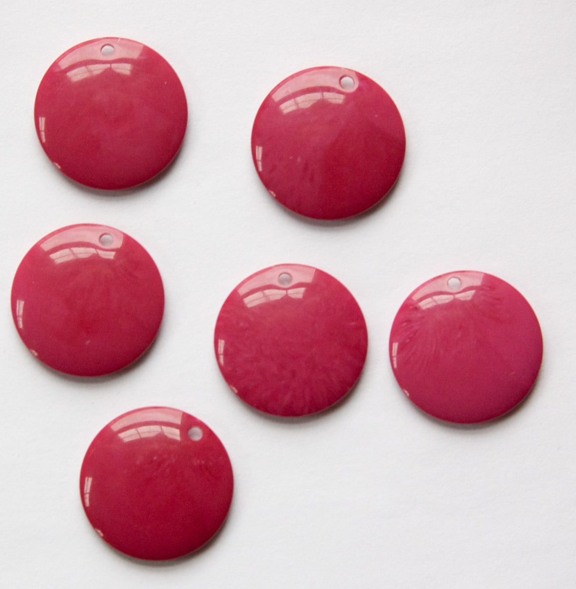 Vintage Raspberry Pink Acrylic Circle Charms Drops (6) pnd161D