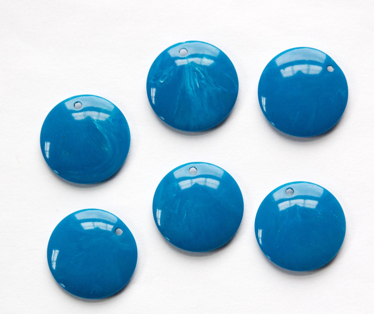 Vintage Medium Blue Acrylic Circle Charms Drops (6) pnd161G