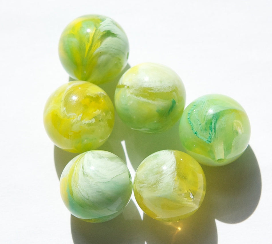 Vintage Green Yellow and White Marbled Lucite Beads 15mm bds960P