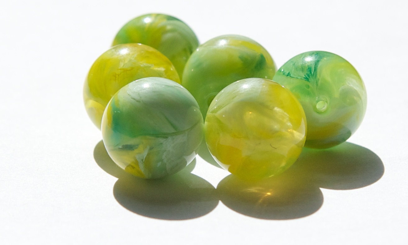 Vintage Green Yellow and White Marbled Lucite Beads 15mm bds960P