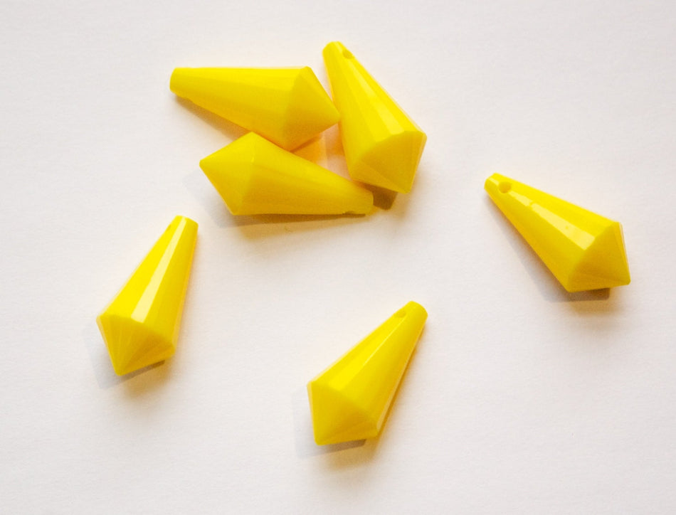 Vintage Acrylic Opaque Yellow Faceted Point Drop Pendant pnd151G