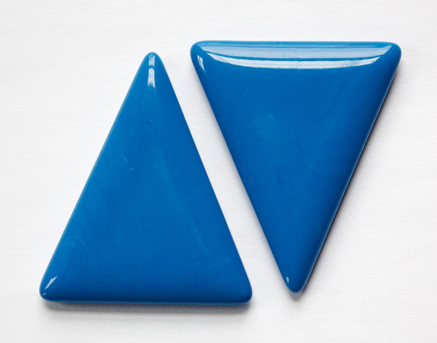 Vintage Blue Triangle Acrylic No Hole Findings (2) cab828B