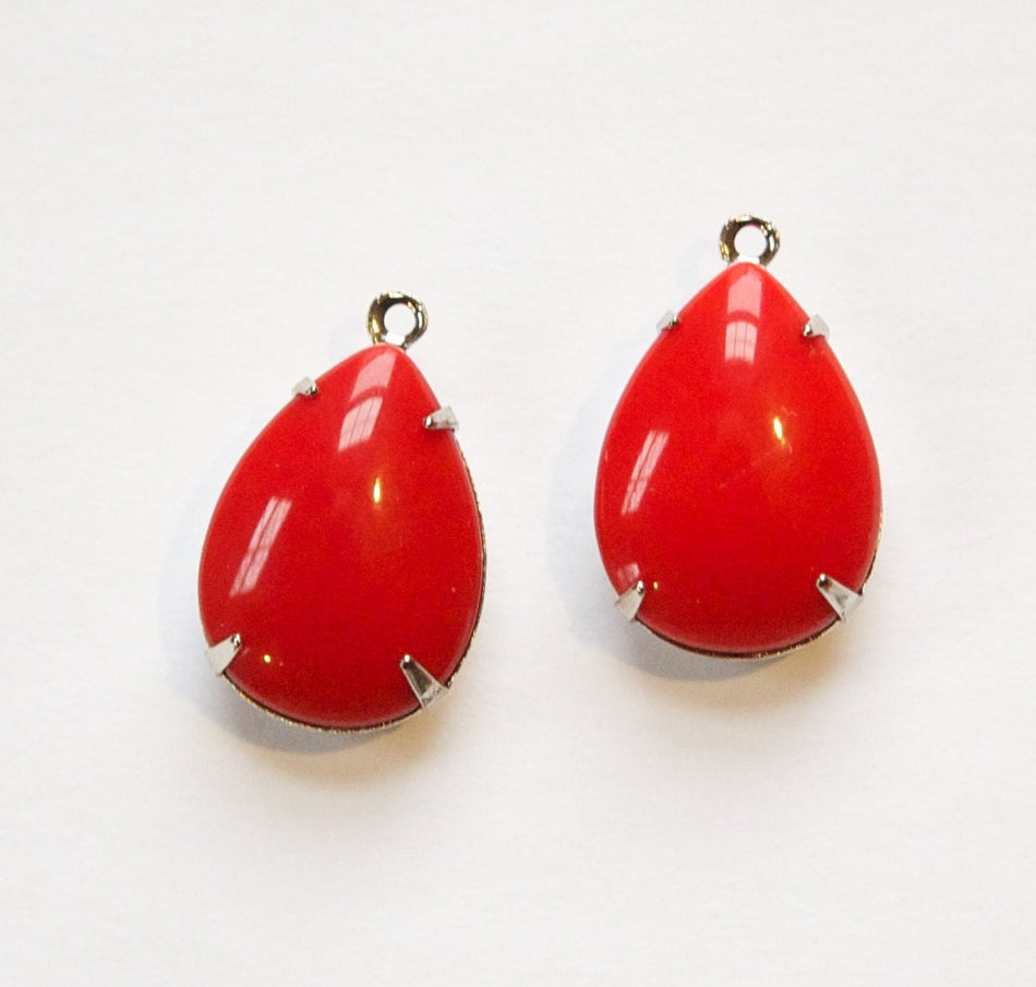 Vintage Opaque Red Glass Teardrop Stones 1 Loop Silver Plated Setting 18x13mm par006Z