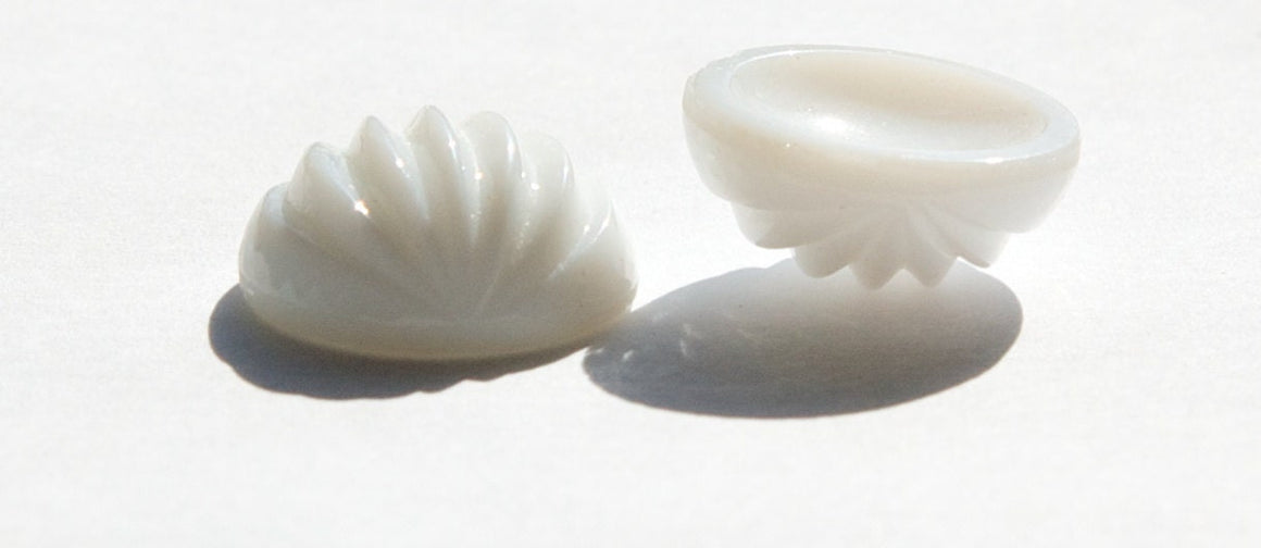 Vintage White Ribbed Melon Glass Cabochons 18mm cab209