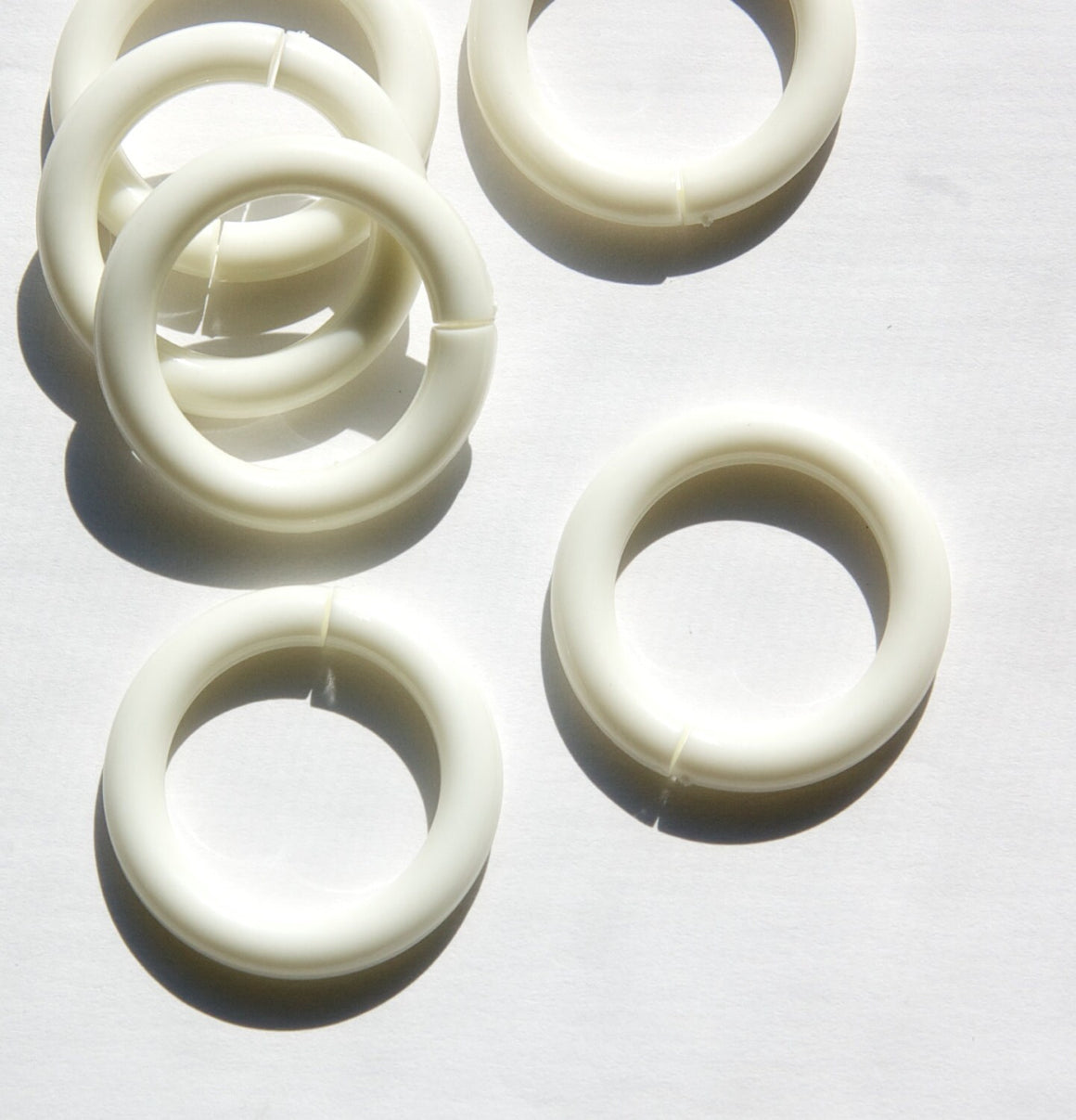 Vintage Acrylic White Split Ring Hoop Link 35mm bds076