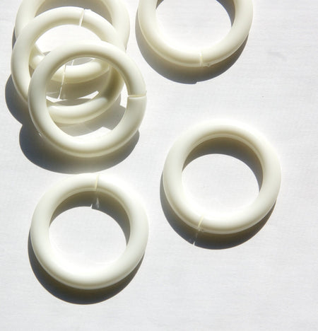 Vintage Acrylic White Split Ring Hoop Link 35mm bds076