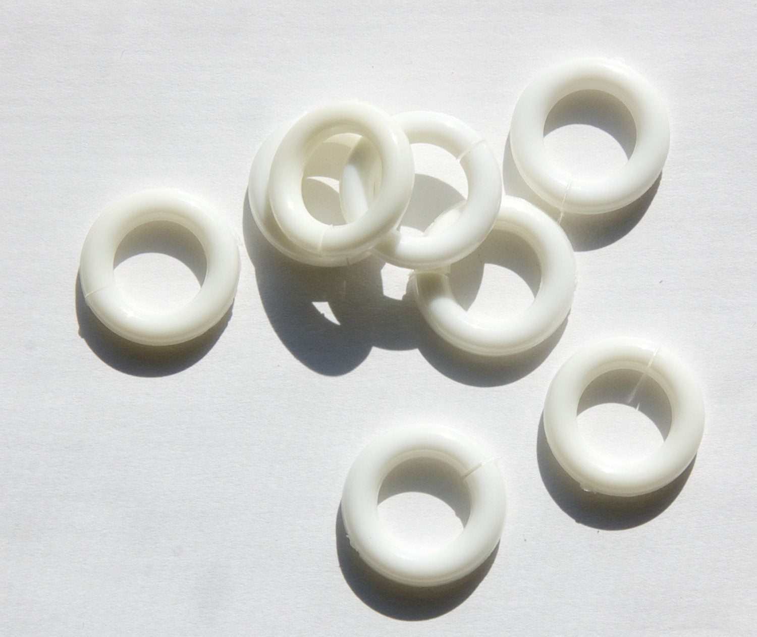 Vintage Acrylic White Split Ring Hoop Link 19mm bds076B