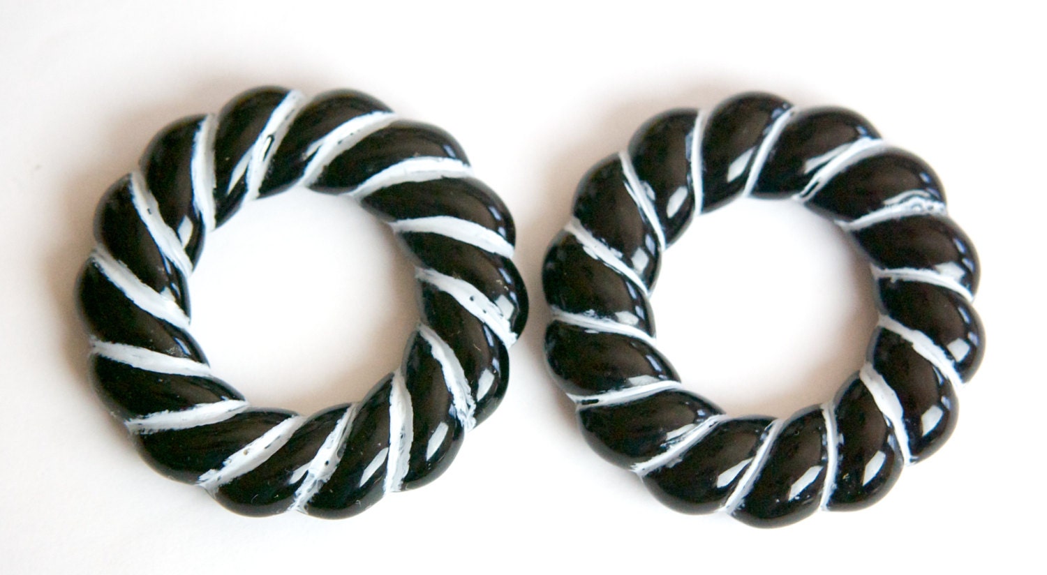 Vintage Acrylic Black with White Twist Hoops Pendants hps013B
