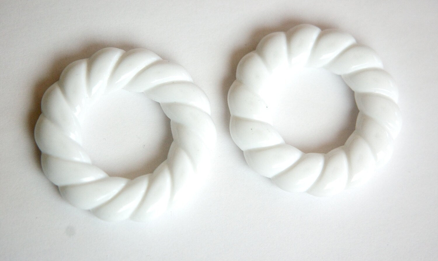 Vintage Acrylic White Twist Hoops Pendants hps013A