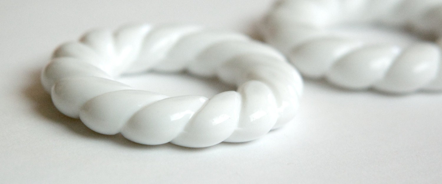 Vintage Acrylic White Twist Hoops Pendants hps013A