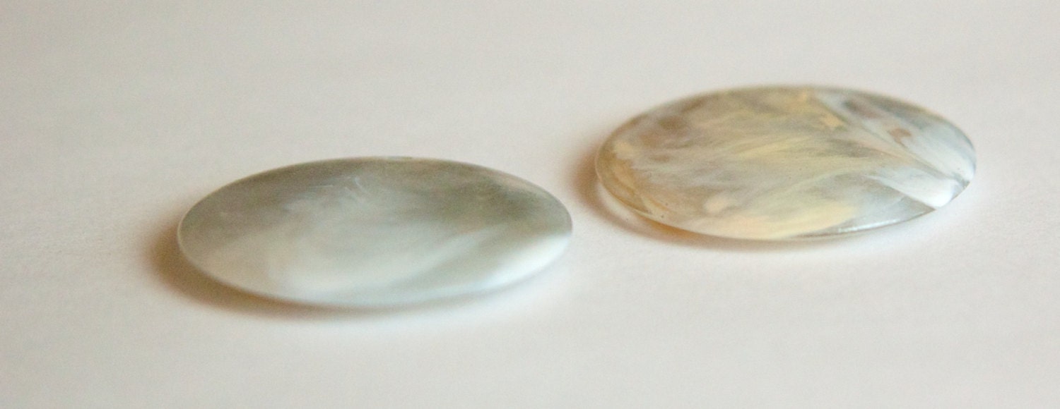 Vintage Gray and Peach Yellow Marbled Plastic Pendants 30mm (2) pnd116J