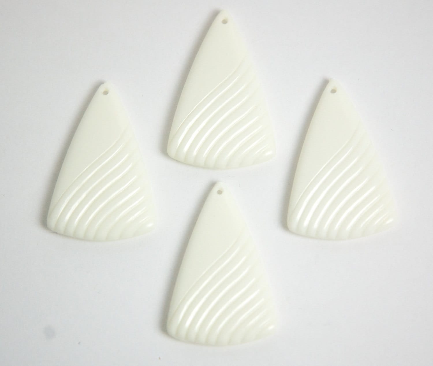 Vintage Acrylic Etched White Triangle Pendant Drops pnd029A