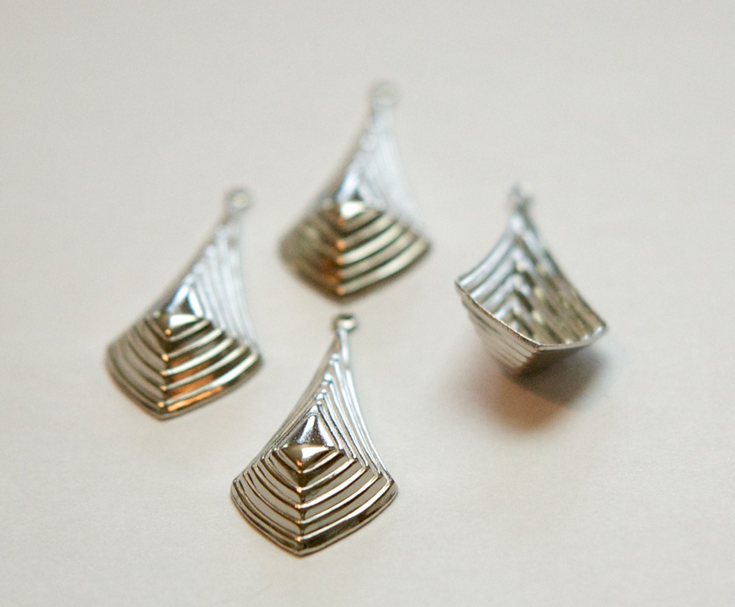 Silver Plated Raised Ribbed Pointed Pendant Drop (4) mtl065P