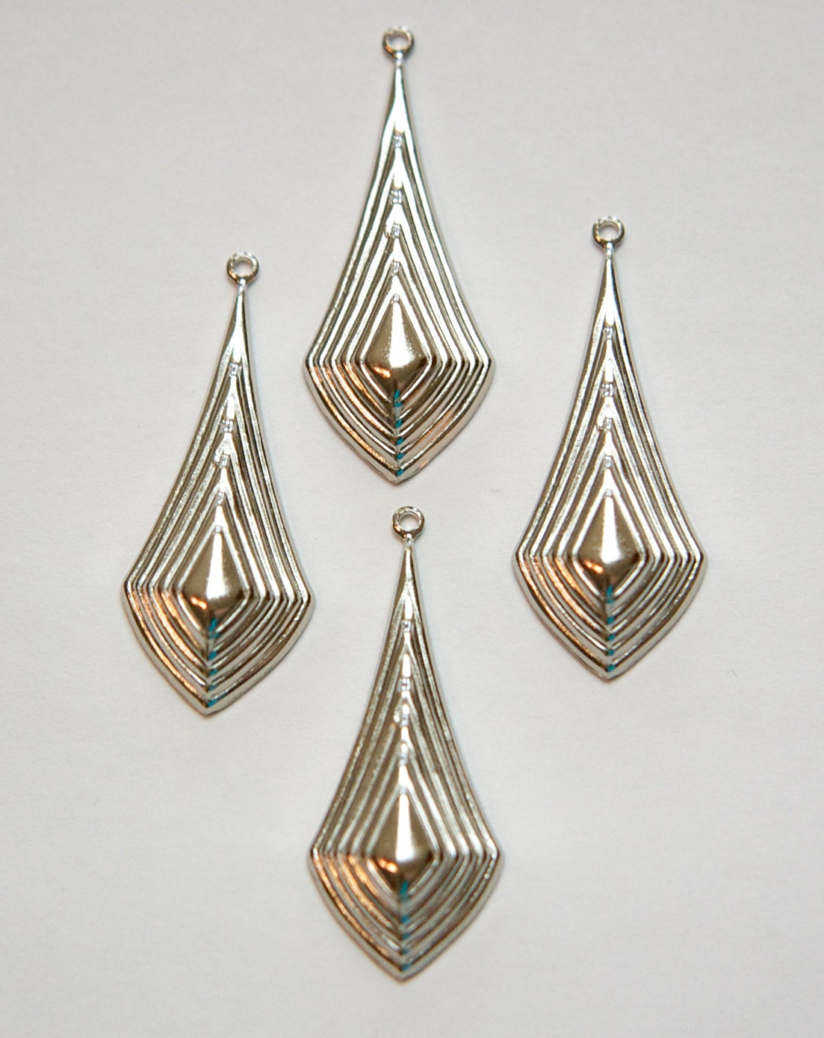 Silver Plated Raised Ribbed Pointed Pendant Drop (4) mtl065P