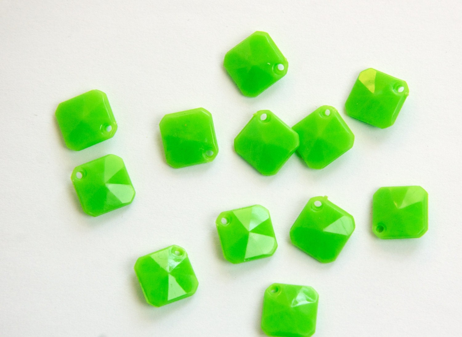 Vintage Acrylic Green Faceted Square Charms Pendant chr186A