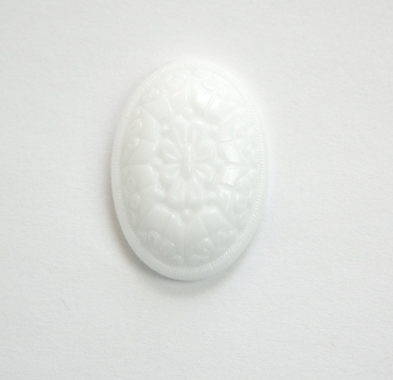 Vintage White Etched Glass Cabochon 25x18mm (1) cab183A