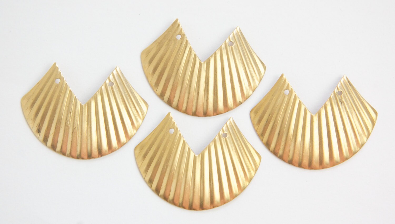 2 Hole Raw Brass Dapped Ribbed Rounded V Connector Pendant (4) mtl390B