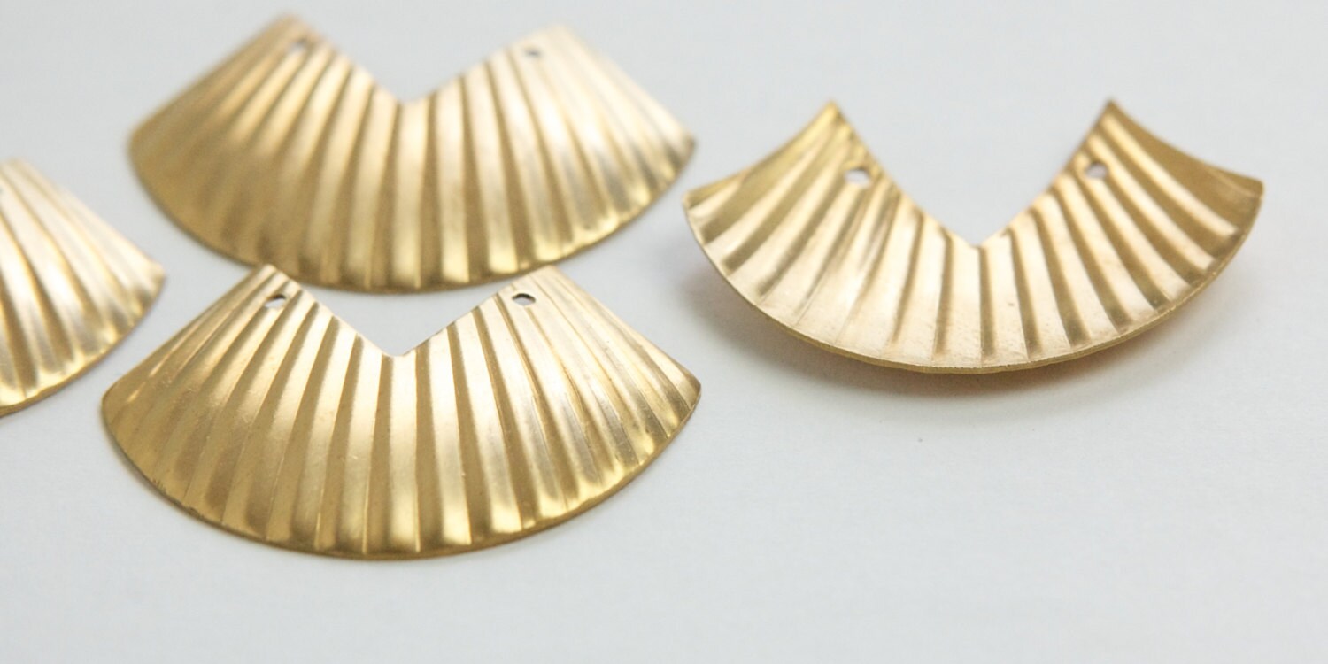 2 Hole Raw Brass Dapped Ribbed Rounded V Connector Pendant (4) mtl390B