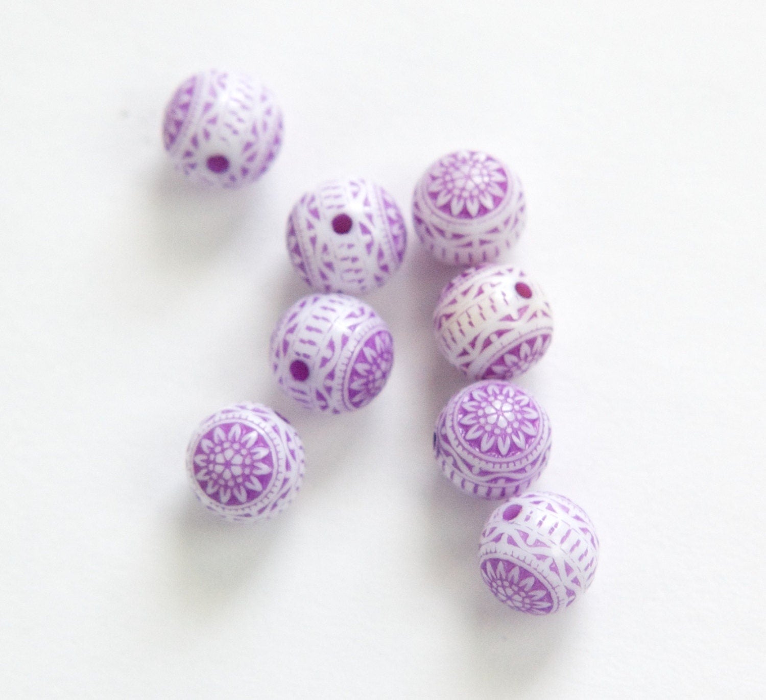 Vintage Purple and White Etched Mosaic Acrylic Beads 8mm bds014F