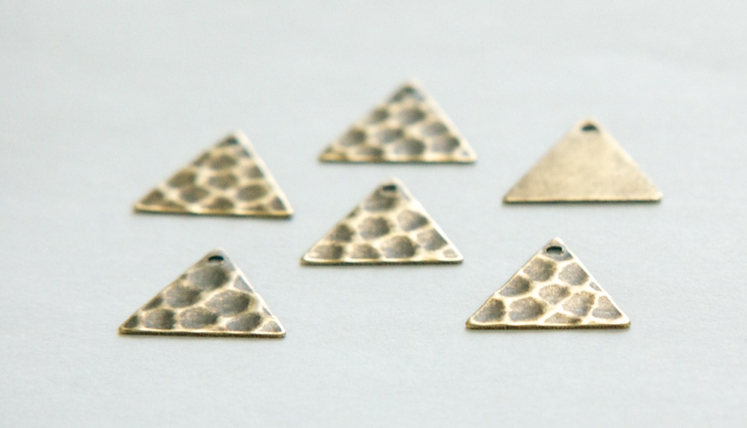 1 Hole Brass Ox Hammered Triangle Charms Drops 13mm (10) mtl147K