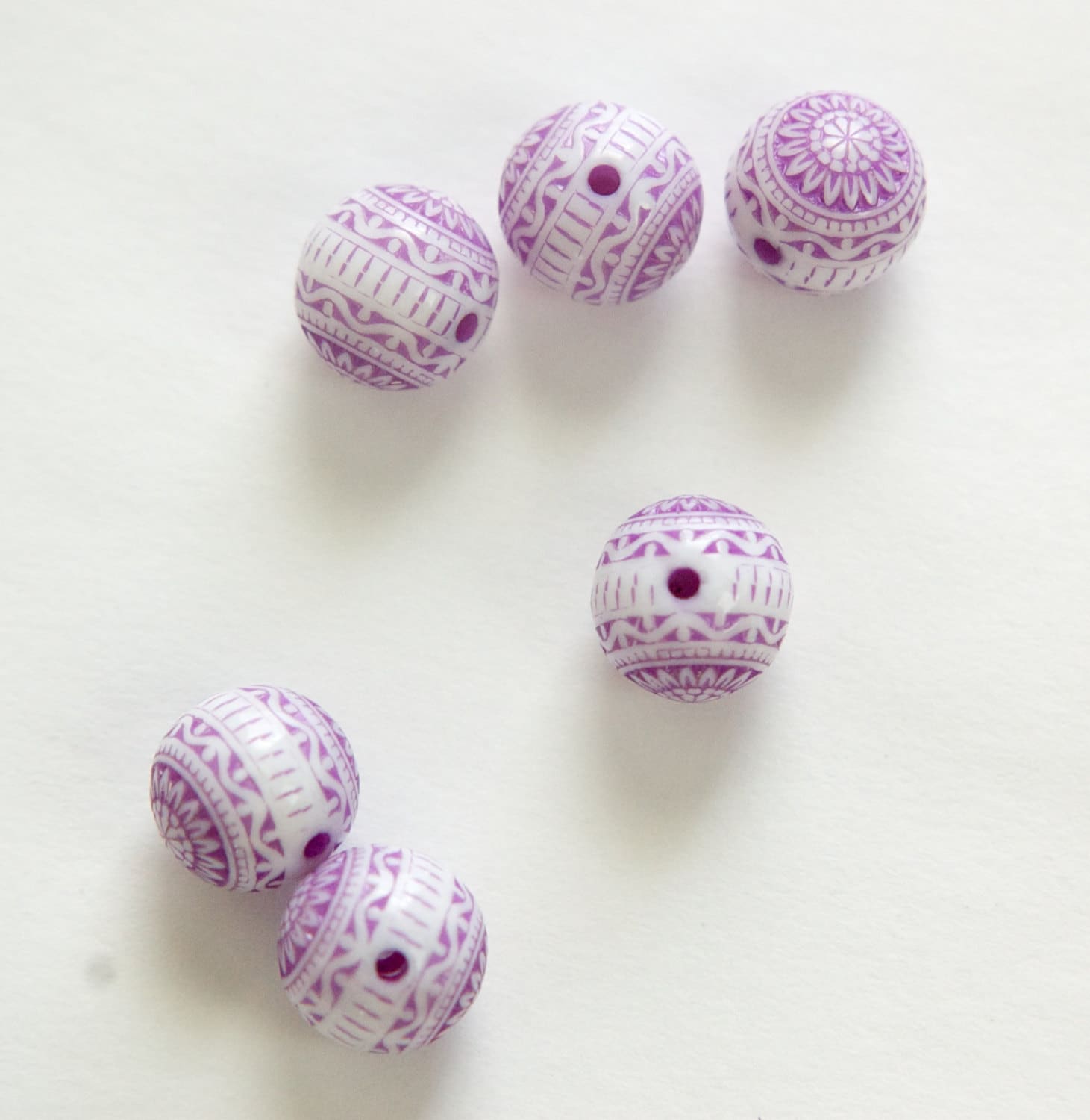 Vintage Purple and White Etched Mosaic Acrylic Beads 10mm (8) bds014K