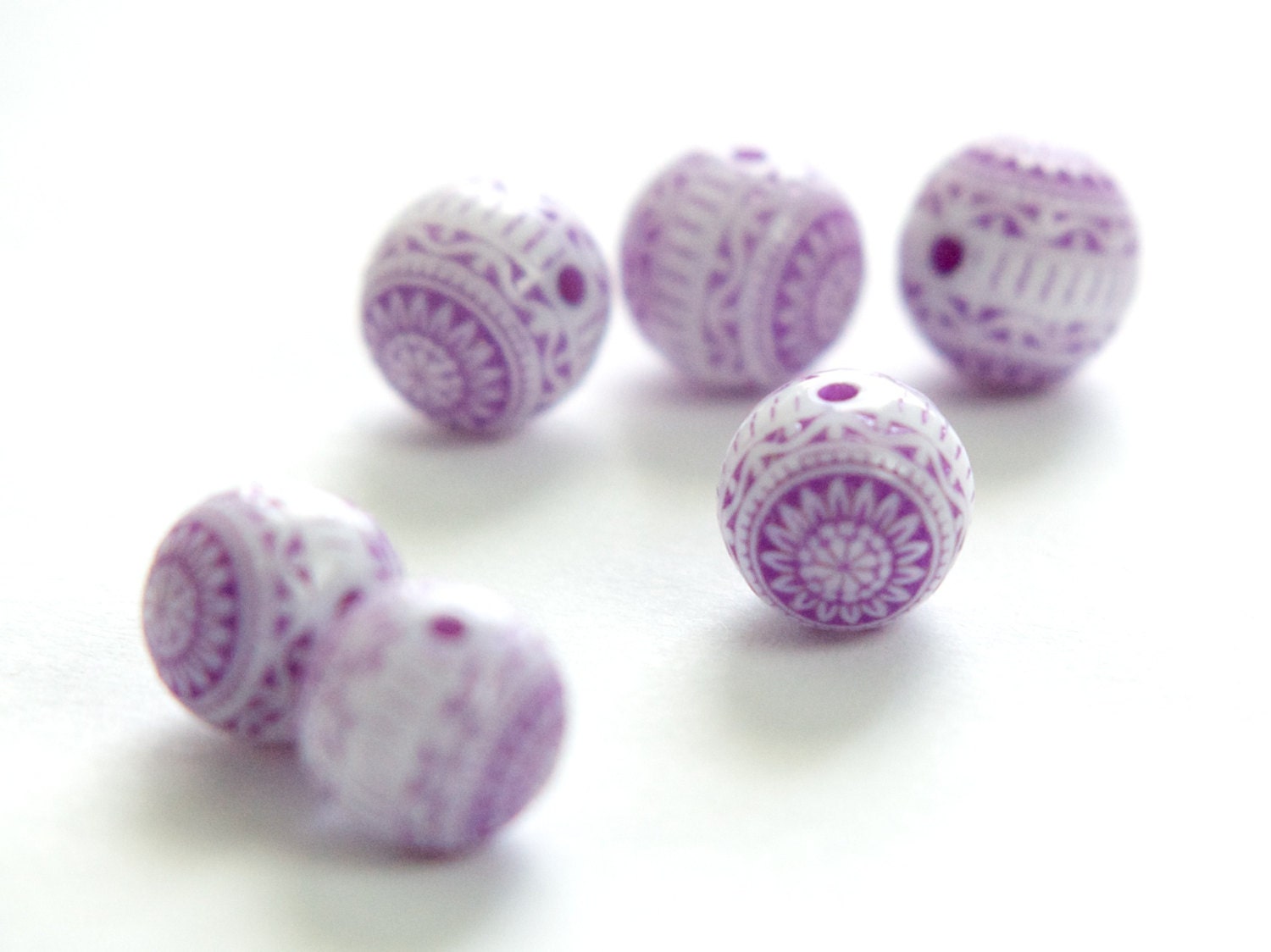 Vintage Purple and White Etched Mosaic Acrylic Beads 10mm (8) bds014K