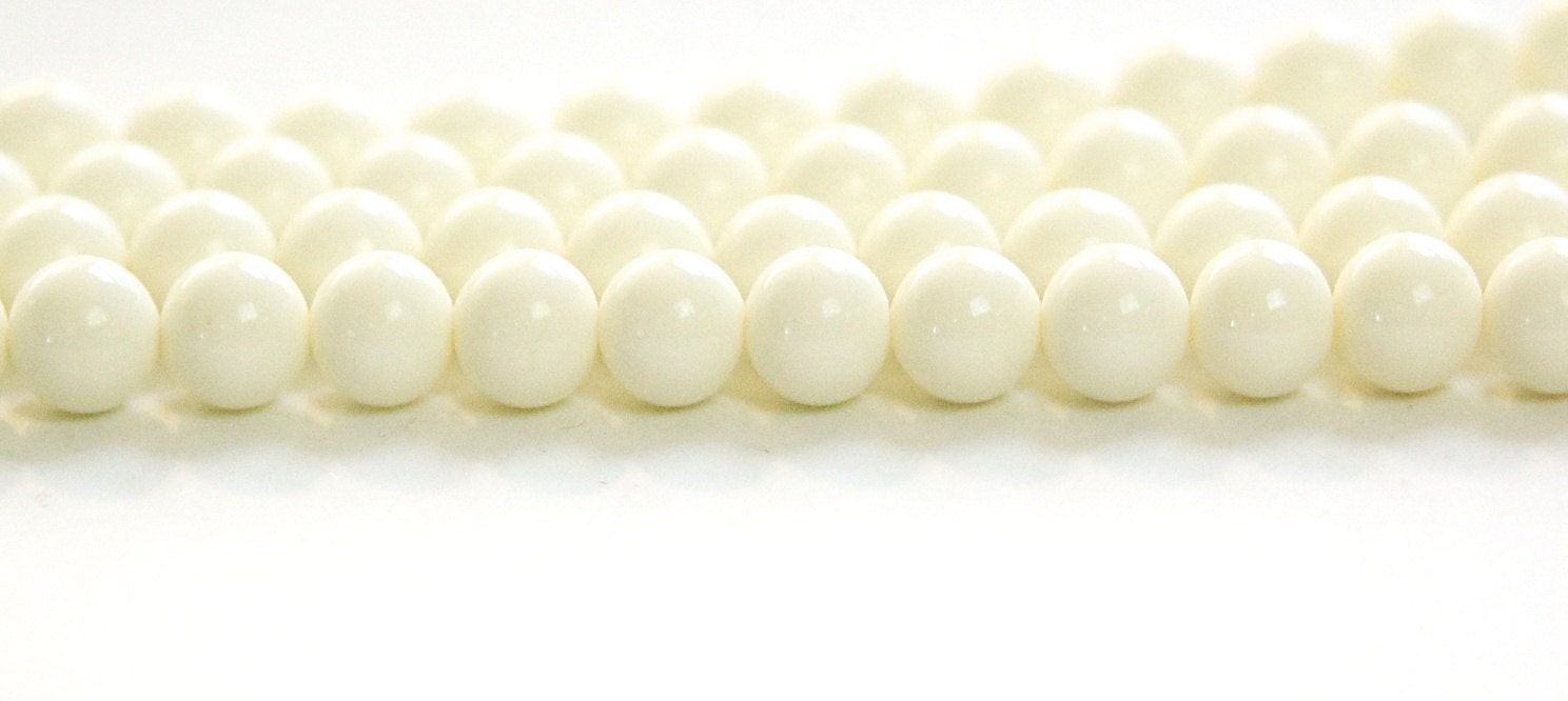 Vintage Opaque Ivory Glass Beads Japan 8mm (8) jpn003M
