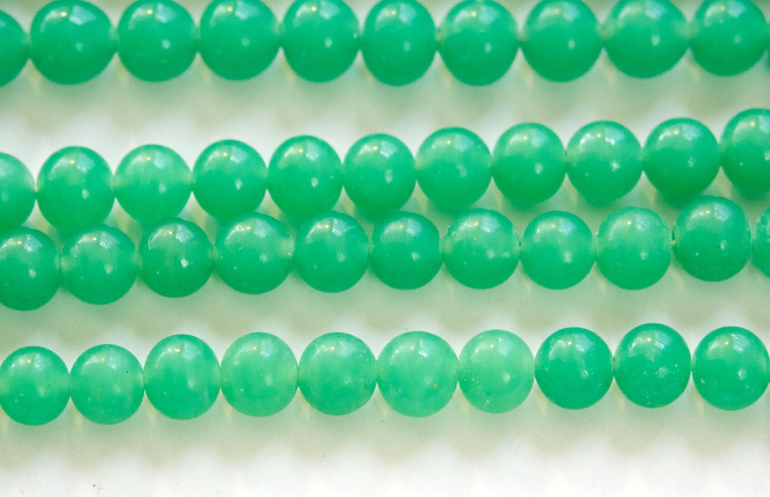 Vintage Jade Green Glass Beads Japan 8mm (8) jpn003K