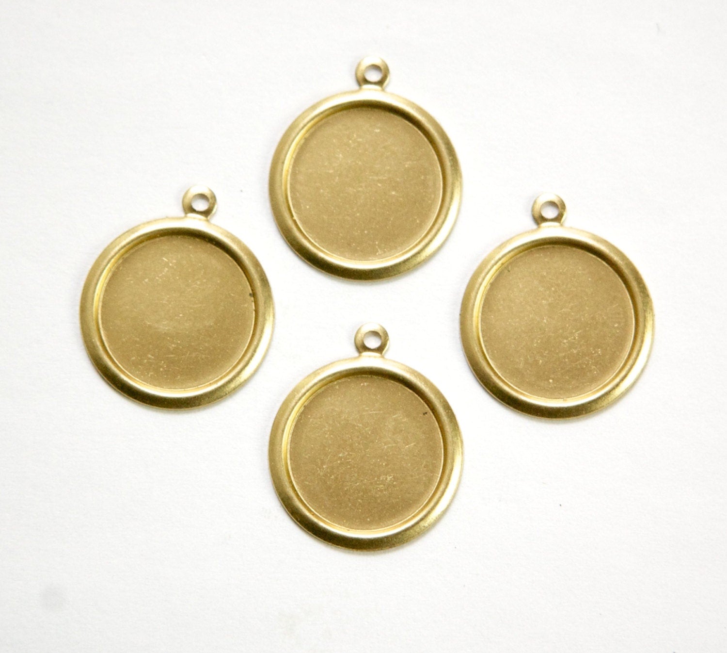 1 Loop Raw Brass Rolled Edge Round Setting 12mm (8) stn032B