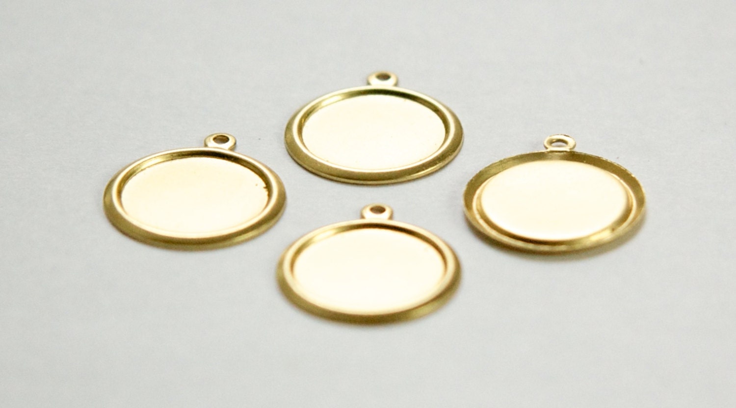 1 Loop Raw Brass Rolled Edge Round Setting 14mm (8) stn032A