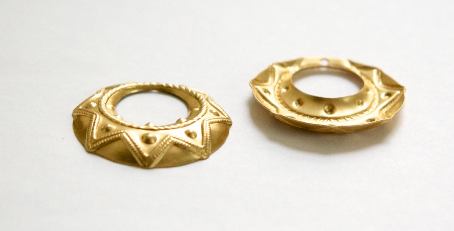 1 Hole Raw Brass Tribal Round Charm Pendant Drop (6) mtl395B