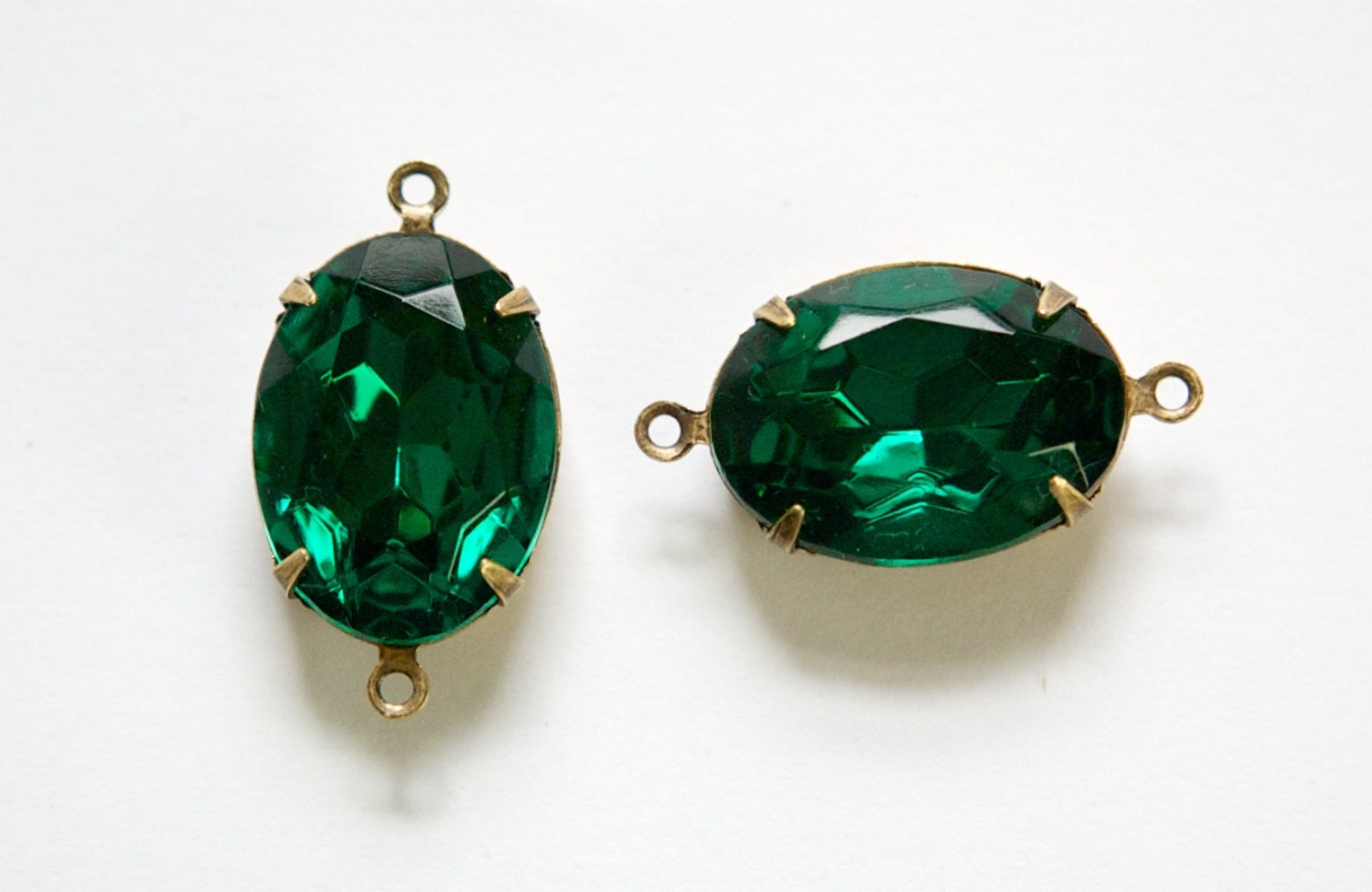 Vintage Faceted Emerald Green Stones 2 Loop Brass Ox Setting 18x13mm ovl015SS2