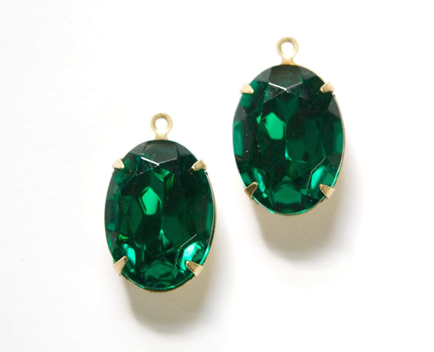 Vintage Faceted Emerald Green Stones 1 Loop Brass Setting 18x13mm ovl003SS