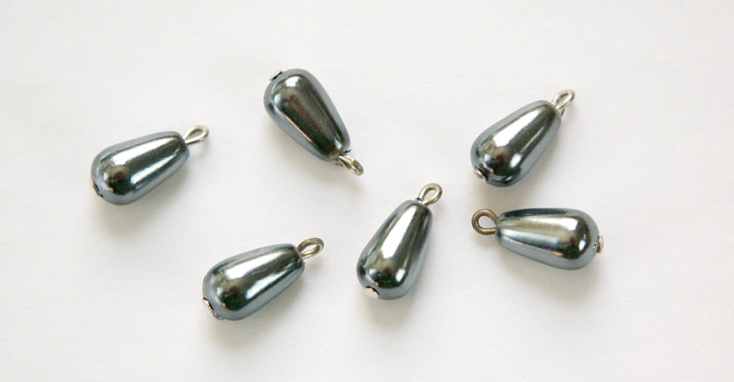 Vintage Acrylic Faux Pearl Teardrop Gunmetal Grey Silver Loop (8) drp122A