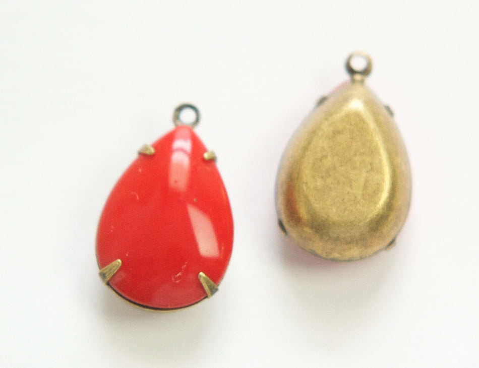 Vintage Red Glass Teardrop Stones 1 Loop Brass Ox Setting 18x13mm par011Z
