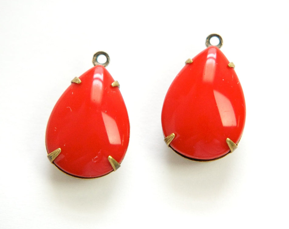 Vintage Red Glass Teardrop Stones 1 Loop Brass Ox Setting 18x13mm par011Z
