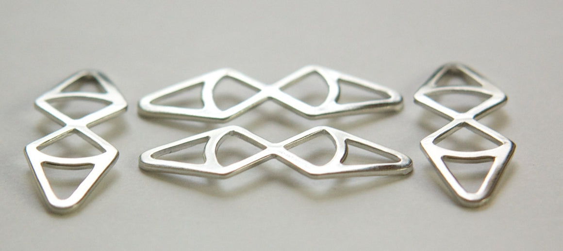 Silver Plated Dapped Triangle Connector Drops (4) mtl270B