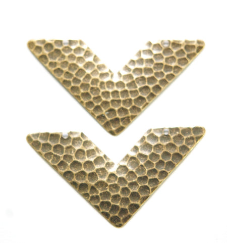 2 Hole Brass Ox Hammered V Connector Pendant (4) mtl390C